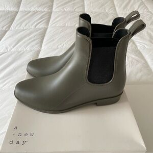 A New Day Army Green Chelsea Rain Boots, Size 8